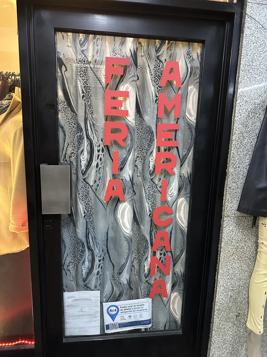 Puerta del local con el cartel Feria Americana